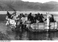 Bundesarchiv Bild 135-S-15-07-37, Tibetexpedition, Entladen der Fähre.jpg