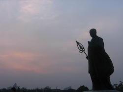 Xuanzang Da Yan Ta statue.jpg