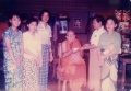 Lustig birma perekonnat annetust võtmas, Shwedagon 24.10.1987.JPG