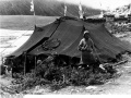 Bundesarchiv Bild 135-S-03-17-14, Tibetexpedition, Nomade vor Zelt.jpg