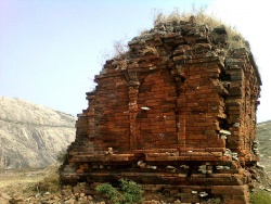 Ruined Buddhist Temple on Bodhikonda, Ramatheertham.jpg