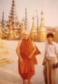 Lustig ja tema õpilane Shwedagonis 1977.JPG