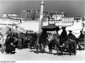 Bundesarchiv Bild 135-S-12-48-12, Tibetexpedition, Karawane vor Potala.jpg