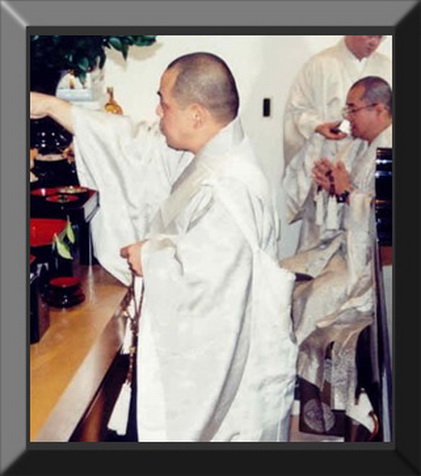 File:Priest with beads2.jpg
