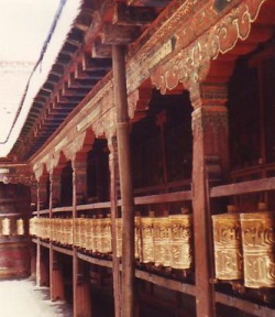 Inside the Jokhang1.jpg